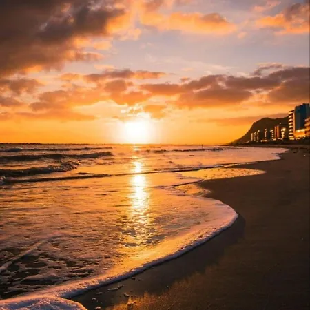 Tra Mare E Vicoli Del Centro Pesaro